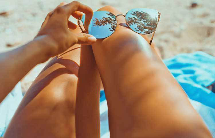 ট্যানিং-এর মাত্রা কমায়- শসায় প্রদাহ-বিরোধী গুণ থাকায় তা ত্বকের ট্যান নির্মূলে দারুণ সাহায্য করে। শসার রস দই অথবা লেবুর রসের সঙ্গে মিশিয়ে চামড়ায় ১০-১৫ মিনিট লাগিয়ে রাখলে ট্যানিং-এর মাত্রা লঘু হয়।