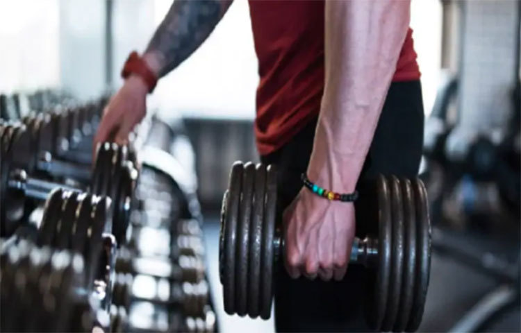 খাওয়ার পরে ব্যায়াম: খাওয়ার পরেই ব্যায়াম করা অত্যন্ত ক্ষতিকর। চিকিৎসকরা বলছেন, খাওয়ার পরে ধীরে ধীরে হাঁটা ভালো। কিন্তু কখনোই অতিরিক্ত জোরে হাঁটা ও ব্যায়াম করা উচিত নয়।