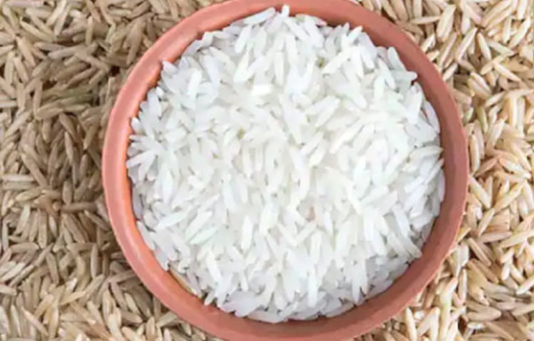 সাদা চাল: চিকিৎসকরা সব সময়ই পরামর্শ দিচ্ছেন সাদা ভাত নয়, বরং খান ব্রাউন রাইস খান। কারণ কীটনাশক দেয়া সাদা চাল থেকে নানা সমস্যা হতে পারে।