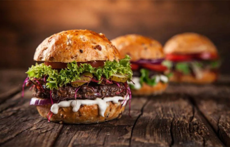 চিপস, বার্গারের মতো ভাজাভুজি খাবার হজম করা কঠিন এর থেকে পেটব্যথা, গলা-বুক জ্বালার মতো সমস্যা হতে পারে। যকৃতের উপর চাপ কমাতে ভাজাপোড়া খাবার কমাতে হবে বা বাদ দিতে হবে। ছবি: সংগৃহীত