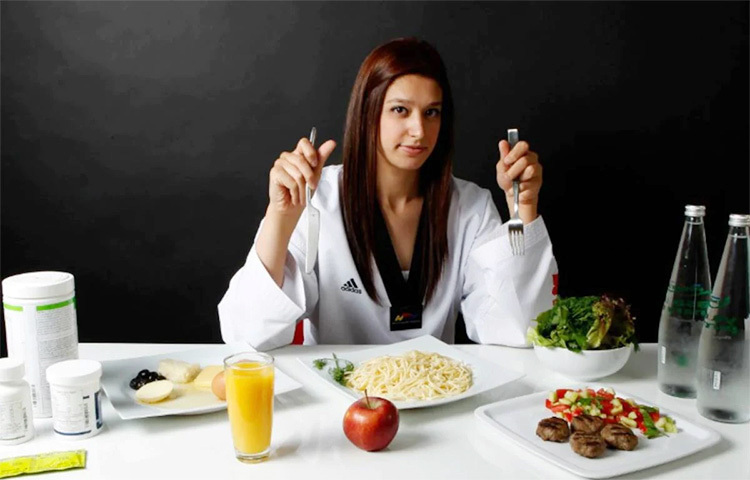 যত দ্রুত খাবেন তত বেশি খাওয়া হয়ে যাবে। তাছাড়া তাড়াতাড়ি করে খেলে হজমের সমস্যাও দেখা দেয়। তাই সব সময় ধীরে ধীরে ভালো করে চিবিয়ে খান। এতে হজম ভালোভাবে হয়। ওজনও নিয়ন্ত্রিত থাকে। ছবি: সংগৃহীত