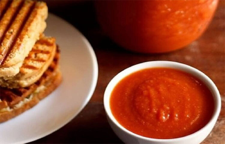 ভাজাপোড়ার হাত ধরেই আসে টমেটো কেচআপ। কিন্তু সস বেশি খেলে সোডিয়াম পটাশিয়ামের ভারসাম্য ব্যাহত হতে পারে। কারণ পটেটো চিপসে প্রচুর সোডিয়াম রয়েছে। ছবি: সংগৃহীত