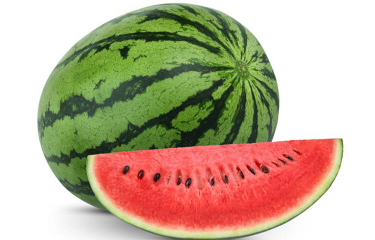 তরমুজ যদিও গরমকালে বেশি করে পাওয়া যায়। অসংখ্য পুষ্টিগুণের পাশপাশি সুস্বাদু এই ফল শরীরে পানির যোগানও দেয়। এতেও ক্যালরির পরিমাণ খুবই কম। তাই পেট ভরে তরমুজ খেলেও ওজন বাড়বে না। ছবি: সংগৃহীত