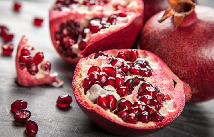 দিনটা শুরু করুন এক গ্লাস ডালিমের রস খেয়ে। এটি আপনার ত্বকে বলিরেখা পড়া রোধ করবে। ডালিমে আছে অ্যান্টি অক্সিডেন্ট যা ত্বকের নমনীয়তা বজায় রেখে তাকে টানটান রাখতে সাহায্য করে।