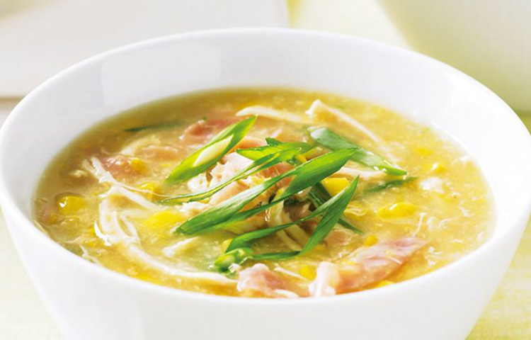 রোজার সময় সারাদিন পর স্যুপ শরীরকে সতেজ রাখে ও হজম প্রক্রিয়া ঠিক রাখে। শাক-সবজি, বাঁধাকপি বাদ দিয়ে ফুলকপির স্যুপ বা লেটুস পাতার স্যুপ অনেক উপকারী। লেটুস পাতায় কোনো গ্যাস হয় না। ছবি: সংগৃহীত