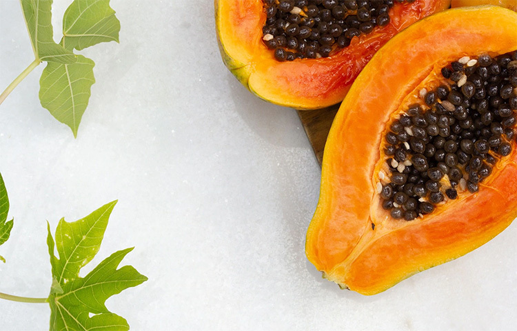 একেবারে খালি পেটে নয়। দুধ-কর্নফ্লেক্সের সঙ্গে ফল খান। যেকোনো ফলই ত্বকের জন্য ভালো। তবে চেষ্টা করুন পাকা পেঁপে খাওয়ার। পাকা পেঁপে হজম শক্তি ভালো রাখে। হজম শক্তি ভালো থাকলে ত্বকও ভালো থাকে। ছবি: সংগৃহীত