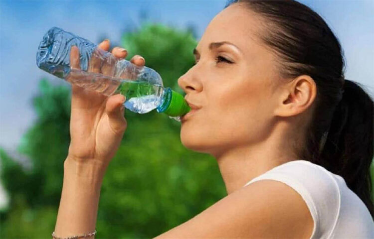 তবে ডায়রিয়া বা পেটের যে কোনো সমস্যায় পানি পান করা জরুরি। প্রচুর পরিমাণে পানি পান করুন। নুন ও চিনি মেশানো পানি পান করুন। হাতের কাছে রাখুন ওআরএস। এসব ঘরোয়া উপায়ে ডায়রিয়ার প্রাথমিক পর্বের জন্য। দুদিনের বেশি সমস্যা স্থায়ী হলেই চিকিৎসকের পরামর্শ নিন। ছবি: সংগৃহীত