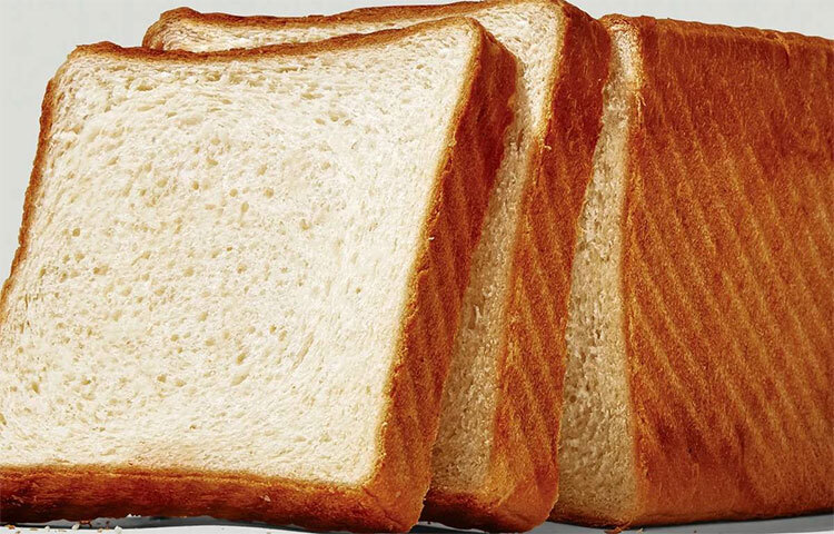 হোয়াইট ব্রেড ডায়েটে থাকলে স্থূলতা, হৃদরোগ ও ডায়াবেটিসসহ একাধিক রোগের আশঙ্কা বেড়ে যায়। কারণ এতে স্টার্চ খুব বেশি। ফলে গ্যাস, পেট ফাঁপা, কোষ্ঠকাঠিন্য, অ্যাসিডিটির মতো সমস্যা হতে পারে। তাছাড়া হোয়াইট ব্রেড সহজেই পরিপাক হয়ে যায় বলে রক্তে শর্করার মাত্রাও দ্রুত বেড়ে যায়। ছবি: সংগৃহীত