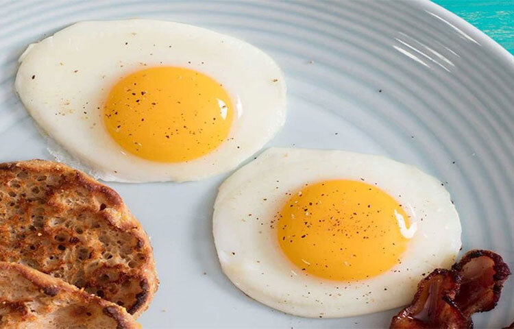 শর্ট টাইম মেমরি অর্থাৎ স্বল্প সময়ে স্মৃতি উন্নয়নে ডিম ভীষণ উপকারী। ডিমের কুসুমে ‘কোলিন’ নামক পুষ্টি উপাদান থাকে যা কোষে সংকেত পৌঁছাতে সাহায্য করে। ছবি: সংগৃহীত