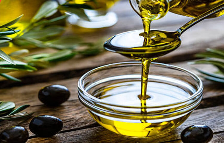 যেকোন উদ্ভিজ্জ তেল যেমন, সূর্যমুখী তেল, অলিভ ওয়েল ইত্যাদি দিয়ে আপনার প্রত্যেক দিনের খাবারের তালিকা থেকে ঘি, মাখন বাদ দিয়ে দিন। কোলেস্টেরলের মাত্রা কমাতে, ভেজিটেবল ওয়েলের জুড়ি মেলা ভার! ছবি: সংগৃহীত