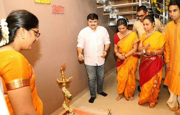 দুই বছর পর বেঙ্গালুরুতে ইনফোসিসের প্রজেক্ট ম্যানেজার হিসাবে যোগ দেন তিনি। প্রজেক্ট ম্যানেজার হওয়ার পাশাপাশি নিজের হোম ডেলিভারিও চালিয়ে যাচ্ছিলেন জয়ন্তী।