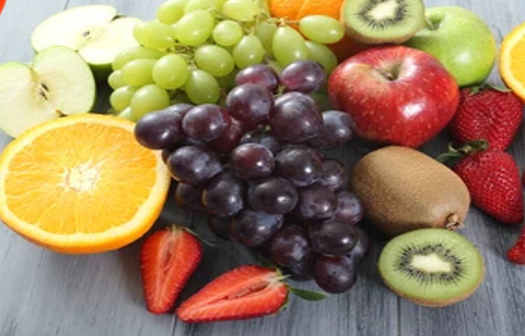 আপেল, আঙুর, স্ট্রবেরি, বিভিন্ন লেবু এই প্রকার ফলগুলোতে উচ্চ মাত্রায় পেক্টিন থাকে। এছাড়াও এতে দ্রবণীয় ফাইবারও আছে। ফলে কোলেস্টেরল কমাতে দুপুরে খাবারের পর নিয়মিত ফল খাওয়া উচিত। ছবি: সংগৃহীত