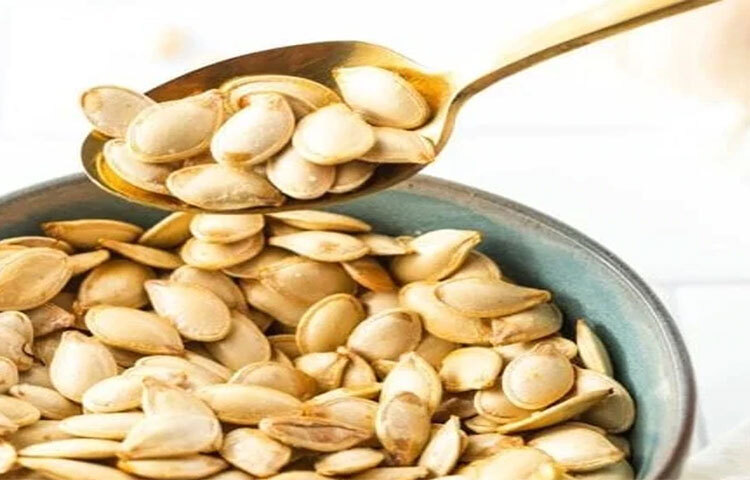 কুমড়ার বীজে শক্তিশালী অ্যান্টিঅক্সিড্য়ান্ট রয়েছে যা শরীরের ফ্রি দ্রæত ক্ষয় থেকে রক্ষা করে। এছাড়াও কুমড়ার বীজে রয়েছে ম্যাগনেসিয়াম, আয়রন, জিংক, কপার যা স্নায়ু সংকেত ও স্মৃতিশক্তির জন্য অত্যন্ত গুরুত্বপূর্ণ। ছবি: সংগৃহীত