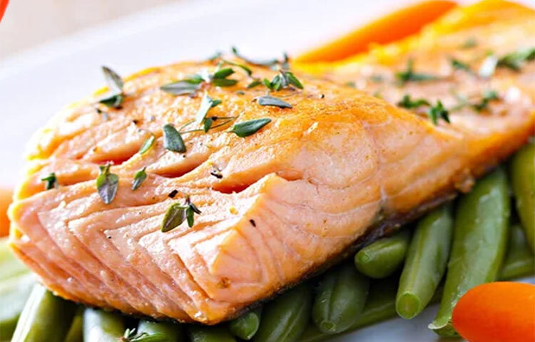 কোলেস্টেরল কমাতে হলে খাবারের তালিকা থেকে সবার আগে মাংসকে সরাতে হবে। অতিরিক্ত চর্বিযুক্ত মাছ, যেমন স্যালমন, টুনা, সারডিন ইত্যাদি মাছে ওমেগা থ্রি থাকে। সপ্তাহে তিন থেকে চারদিন এই মাছ খেলে কোলেস্টেরলের সমস্যা অনেকটাই কমে যায় বলে বিশেষজ্ঞদের দাবি। ছবি: সংগৃহীত