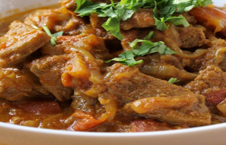 ইফতারি বা সেহরিতে যতটা সম্ভব মাংস এড়িয়ে চলা ভালো। মাংস যদি খেতেই হয় তবে লাল মাংস বাদ দেয়া উচিৎ।