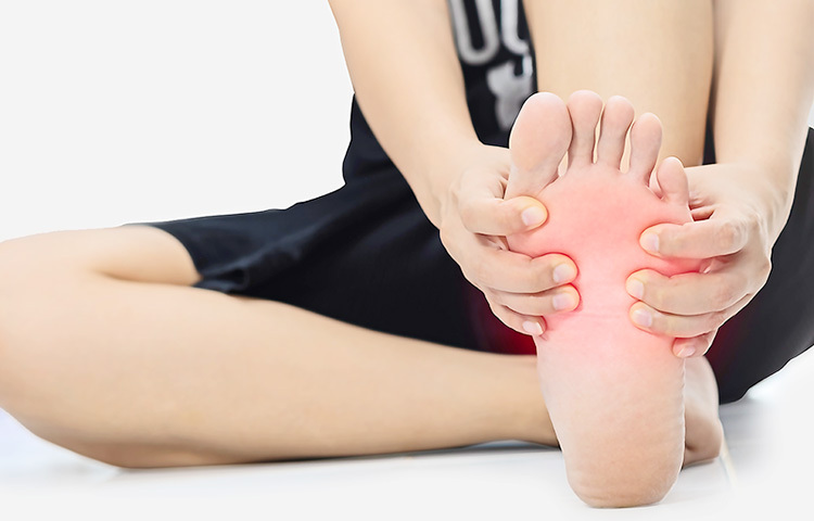 হঠাৎ প্রবল যন্ত্রণা। পা সোজা করতে পারছেন না। ভোর রাতে বা সুইমিংয়ের সময় বা জগিং করতে গিয়ে পায়ের পেশিতে টান লেগে আমাদের অনেককেই ভুগতে হয় এই সমস্যায়। এ যে কী অসহ্য যন্ত্রণা, মাসল ক্র্যাম্প হলে ব্যথা কখনো কখনো কয়েক সেকেন্ড থাকে। আবার কখনো কখনো পায়ের পেশিতে ব্যথা সারাদিন ধরে ভোগায়। ছবি: সংগৃহীত