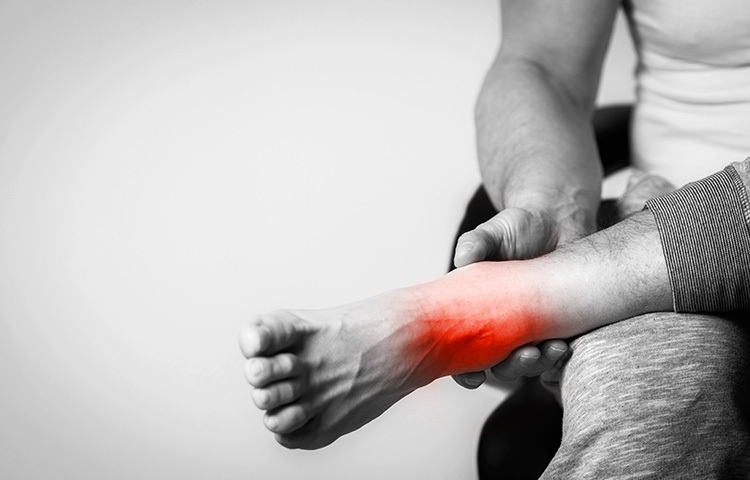 কিছু মেডিকেল কন্ডিশনের ওপরও নির্ভর করে পায়ের খিঁচ ধরা। যেমন গর্ভাবস্থায়, অতিরিক্ত মাদকাসক্তি, ডিহাইড্রেশন, পারকিনশন'স ডিজিজ, নিউরোমাসকুলার ডিজঅর্ডার, সমতল পায়ের পাতার মতো শারীরিক গঠনগত ত্রুটি, ডায়াবেটিসের কারণেও মাসল ক্র্যাম্প হতে পারে। ফলে মাঝে মাঝে শরীর স্ট্রেচ করার অভ্যেস করুন। বেশি পানি খান। শরীরে পানির পরিমাণ কমে যেতে দেবেন না কখনোই। ছবি: সংগৃহীত