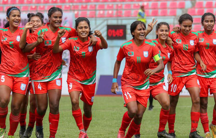 নারী সাফ চ্যাম্পিয়নশিপের ফাইনালে শিরোপা স্বপ্নে স্বাগতিক নেপালের বিপক্ষে লড়াই করে বাংলাদেশ। বিকাল সোয়া ৫টায় শুরু হওয়া খেলাটিতে ১৪তম মিনিটেই গোল করে এগিয়ে যায় বাংলাদেশের মেয়েরা। ছবি: সংগৃহীত