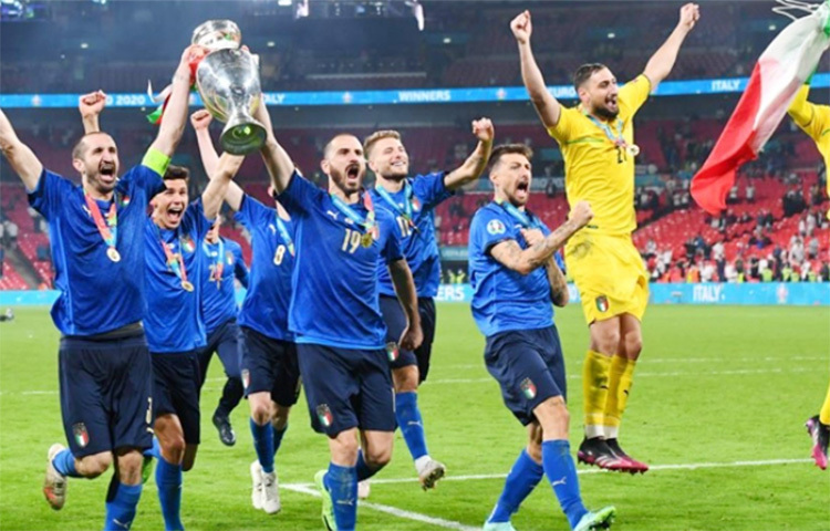 এবার আর খালি হাতে ফিরতে হচ্ছে না কিয়েল্লিনিদের। টাইব্রেকারে ইংল্যান্ডকে কাঁদিয়ে ৫৩ বছর পর ইউরোর ট্রফিটা রোমে ফিরিয়ে নিয়ে গেল আজ্জুরিরা। ছবি: সংগৃহীত