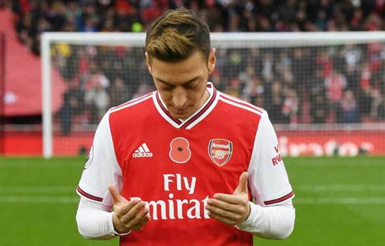 চীনের জিয়ানজিং প্রদেশে বসবাসকারী উইঘুর মুসলিম সম্প্রদায়ের উপর অকথ্য অত্যাচার চালানো হচ্ছে। এমনই দাবি করলেন জার্মানির তারকা ফুটবলার মেসুট ওজিল। এর আগেও অবশ্য উইঘুর সম্প্রদায়ের প্রতি নিপীড়নের একাধিক খবর আন্তর্জাতিক সংবাদ মাধ্যমে প্রকাশিত হয়েছে। তবে চীন বারবারই বলেছে, এটা তাদের অভ্যন্তরীণ বিষয়।