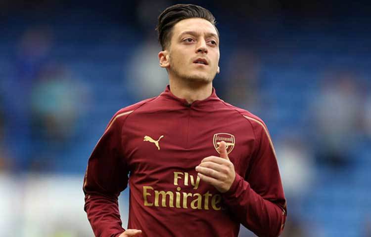 যদিও ওজিলের এমন টুইটের পরই আসরে নেমেছে তার ক্লাব আর্সেনাল। ক্লাবের পক্ষ থেকে বলা হয়েছে, ‘সোশ্যাল মিডিয়ায় মেসুট ওজিলের লেখা বক্তব্য তার ব্যক্তিগত দৃষ্টিভঙ্গির প্রতিফলন। এর সঙ্গে ক্লাবের মতাদর্শের কোনোরকম সম্পর্ক নেই। আর্সেনাল সবসময়ই একটি অরাজনৈতিক সংগঠন।’