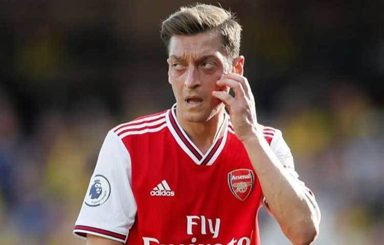 আর্সেনালের অনেক ভক্ত আবার প্রকাশ্যে এমন মন্তব্যের জন্য ওজিলের শাস্তির দাবি করেছেন। তবে কেউ কেউ বলেছেন, ব্যক্তিগত মত প্রকাশের অধিকার ওজিলের রয়েছে।