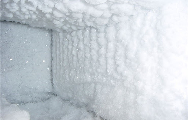 ফ্রিজে বেশি বরফ জমলে তা প্লাস্টিক বা কাঠের চামচ দিয়ে আস্তে আস্তে পরিষ্কার করে ফেলুন। এ ধরনের চামচ ব্যবহার করলে ফ্রিজের গ্যাস লাইন ক্ষতিগ্রস্ত হওয়ার সম্ভাবনা থকবে না। ছবি: সংগৃহীত