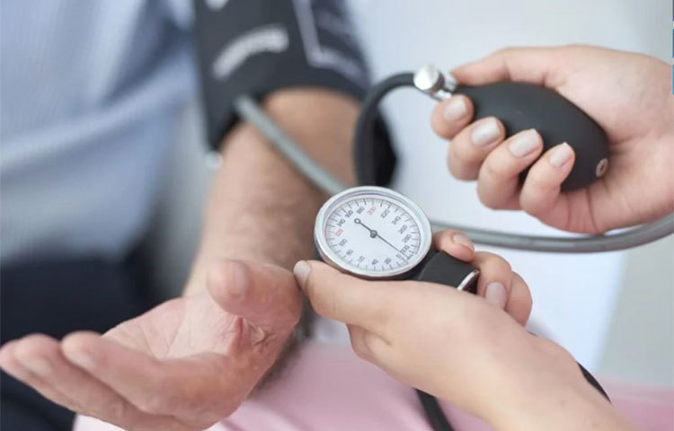 লবণ জল: লবণে সোডিয়াম আছে যা রক্তচাপকে বাড়িয়ে দেয়। তবে অতিরিক্ত লবণ গ্রহণ করা উচিত নয়। এক গ্লাস জলে আর্ধেক চামচ নুন মিশিয়ে নিন। প্রতিদিন ২ গøাস নুন জল খান। দেখবেন রক্তচাপ বৃদ্ধি পেয়েছে।