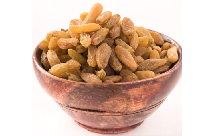 কিশমিশ: নিম্ন রক্তচাপ নিয়ন্ত্রণে কিশমিশ প্রাচীনকাল থেকে ব্যবহার হয়ে আসছে। ৩০-৪০ টি কিশমিশ এক কাপ পানিতে সারারাত ভিজিয়ে রাখুন। পরের দিন সকালে খালি পেটে এটি খান। কিশমিশের সাথে কিশমিশ ভেজানো জলটাও খান। এভাবে কয়েক সপ্তাহ কিশমিশ খান। কিছুদিনের মধ্যে প্রেশার নিয়ন্ত্রণে চলে আসবে।