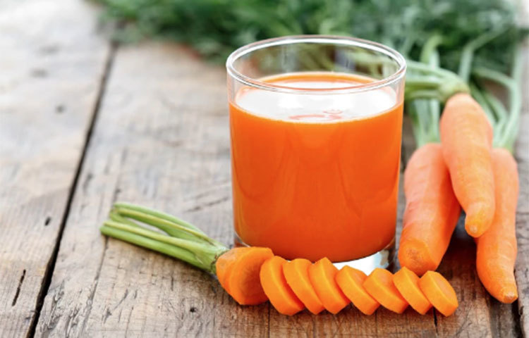 গাজরের রস: সকালে খালি পেটে এক গ্লাস গাজরের রস খান। এতে সামান্য মধু মিশিয়ে নিতে পারেন। এটি দিনে দুইবার খান। এটি ব্লাড প্রেশার বাড়াতে সাহায্য করবে।