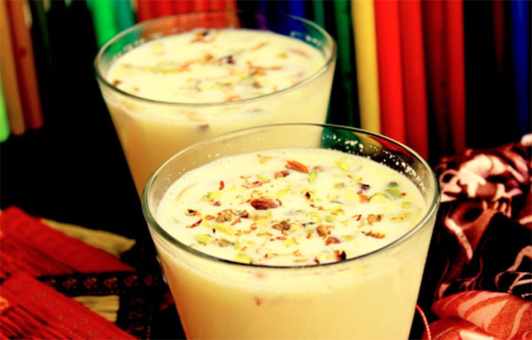 বাদাম দুধ: ৭-৮ টি কাঠবাদাম সারারাত জলে ভিজিয়ে রাখুন। সকালে এটির খোসা ছাড়িয়ে পেস্ট করে নিন। এবার এক গ্লাস দুধে বাদামের পেস্ট মিশিয়ে নিন। গরম গরম পান করুন।