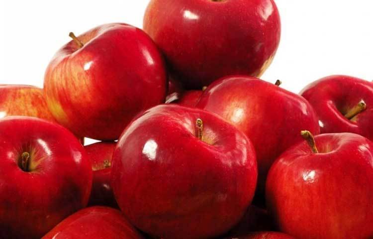 আপেল আমাদের দেশে বারোমাসই পাওয়া যায়।