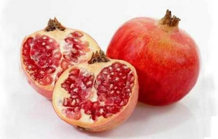 বেদানা বা ডালিম, এই ফলটিও প্রায় সারা বছরই পাওয়া যায়।