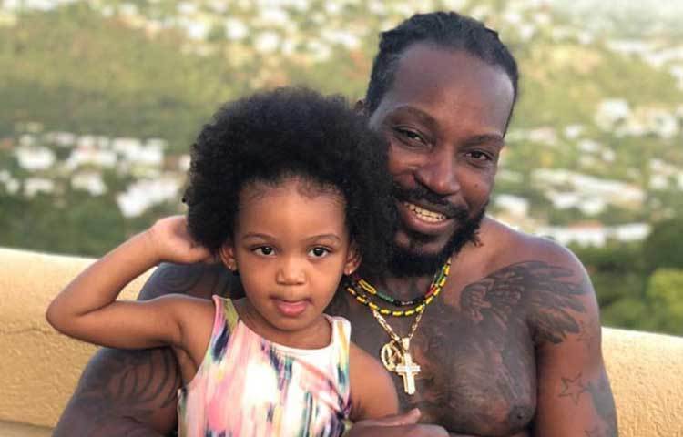 ‘হিমালয় কন্যা’-র প্রেমে হাবুডুব খাচ্ছেন ক্যারিবিয়ান তারকা ক্রিস গেইল। নিজেই টুইটে ভিডিও বার্তা দিয়ে জানালেন সেই কথা।