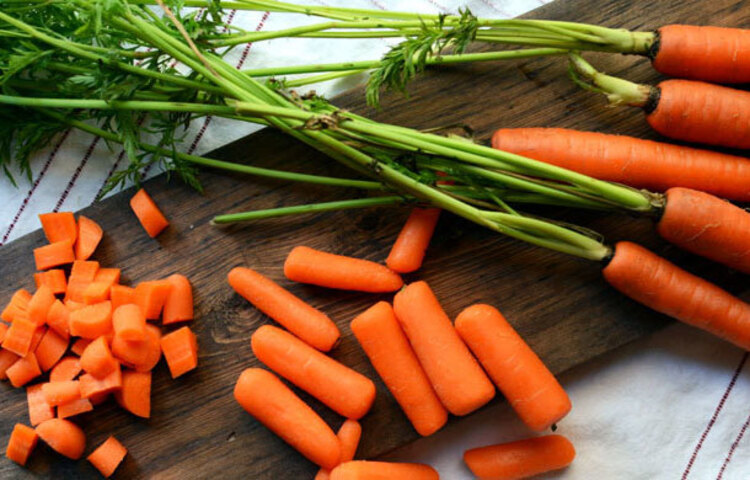 যে কোনো স্বাস্থ্য সচেতন মানুষ কোনো কিছু খাওয়ার আগেই ক্যালোরি কাউন্ট দেখে নেন। তাদের সব সময়ে ওজন বেড়ে যাওয়ার চিন্তা থাকে। গাজরে ক্যালোরি খুব কম এবং এতে প্রচুর পরিমাণে ফাইবারা আছে। এতে উপস্থিত পেকটিন নামক ফাইবার শরীরে দ্রবীভূত হয়ে যায় এবং অনেকক্ষণ পেট ভর্তি রাখে। তাই বেশি খাওয়ার ইচ্ছে একদম হয় না। ফলে ওজন অনেকটাই নিয়ন্ত্রিত থাকে।