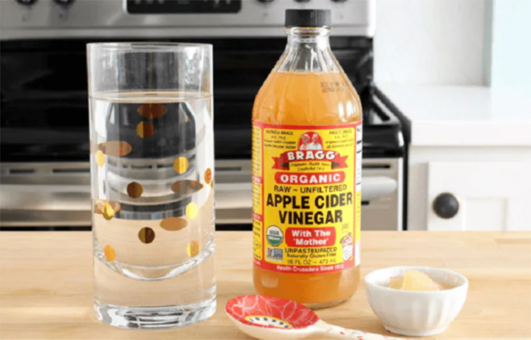 ১ গ্লাস পানিতে ২ টেবিল চামচ অ্যাপল সিডার ভিনিগার মিশিয়ে নিন। এই মিশ্রণে তুলো ভিজিয়ে ঘাড়, বগল, হাত ও পায়ের তালুতে লাগান রাতে ঘুমেতো যাওয়ার আগে। সকালে উঠে পানি দিয়ে ধুয়ে ফেলুন। এতে ঘাম অনেক কম হবে। ছবি: সংগৃহীত