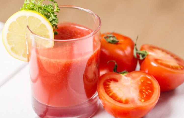 টমেটোর মধ্যে থাকে অ্যান্টিঅক্সিড্যান্ট। যা শরীর থেকে টক্সিন দূর করে। টানা ১ সপ্তাহ রোজ খান ১ গ্লাস করে টমেটোর রস। ঘাম অনেক কম হবে। ছবি: সংগৃহীত