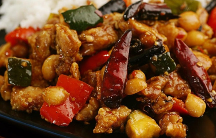 মরিচ, তেল, মশলাযুক্ত খাবার গরমে কম খান। এই সব খাবার শরীর গরম করে। ফলে শরীর সেই গরম ঘামের মাধ্যমে পানি হয়ে শরীর থেকে বের করে দিতে চায়। তাই ঝাল কম খেলে ঘামও কম হবে। ছবি: সংগৃহীত