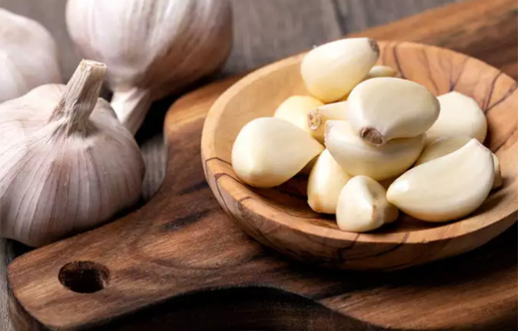 মাত্র ৫ মিনিট সময়ে প্রায় এক কেজি রসুন ছাড়িয়ে ফেলা যায়। ভাবছেন কি করে সম্ভব? কৌশলটি জেনে নিলে সবাইকে চমকে দিতে পারবেন। ছবি: সংগৃহীত