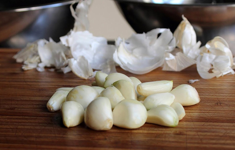 এরপর রসুনের কোয়াগুলো আলাদা করে নিন। ছবি: সংগৃহীত