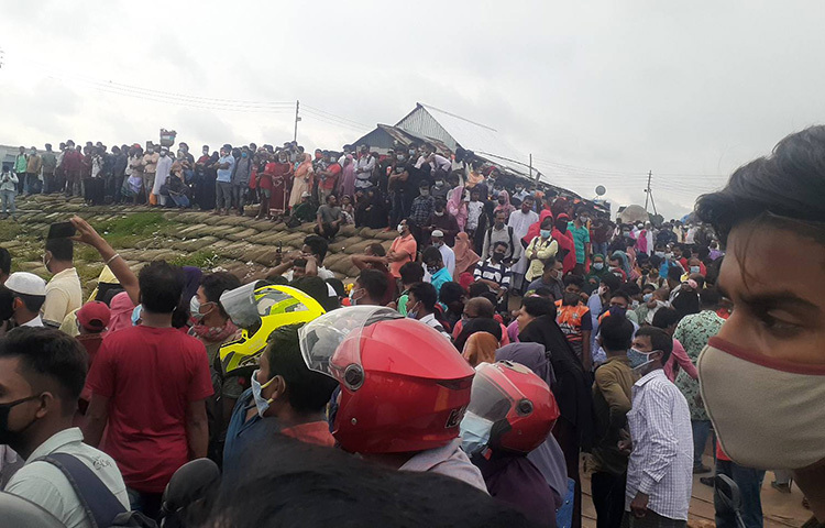 ফেরির অপেক্ষায় দাঁড়িয়ে আছে অসংখ্য মানুষ। ছবি: খায়রুল আলম