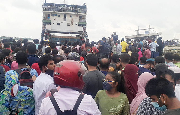 সকাল থেকেই দক্ষিণাঞ্চলের বিভিন্ন স্থান থেকে মানুষ এসে জমা হয়েছে বাংলাবাজার ফেরিঘাটে। ছবি: খায়রুল আলম