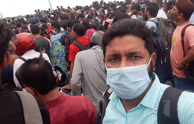 ঢাকামুখী এসব যাত্রীদের অধিকাংশই স্বাস্থ্যবিধি মানছেন না। ছবি: খায়রুল আলম