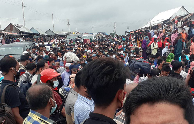 গণপরিবহন বন্ধ থাকায় রিকশা, ভ্যানসহ বিভিন্ন যানবাহনে করে ফেরিঘাটে আসে মানুষ। ছবি: খায়রুল আলম