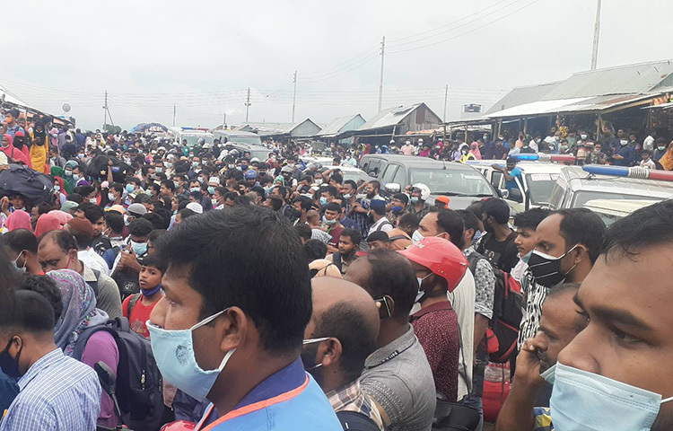 মানুষের উপস্থিতিতে বাংলাবাজার ফেরিঘাট এলাকায় তিল ধারণের ঠাঁই নেই। ছবি: খায়রুল আলম