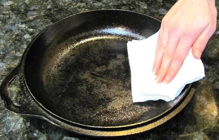 ভেজা: রান্না করার আগে পাতিল ভালো করে মুছে নিন। পাতিল ভেজা থাকলে শুকোতে যে গ্যাস প্রয়োজন তা বাঁচবে।