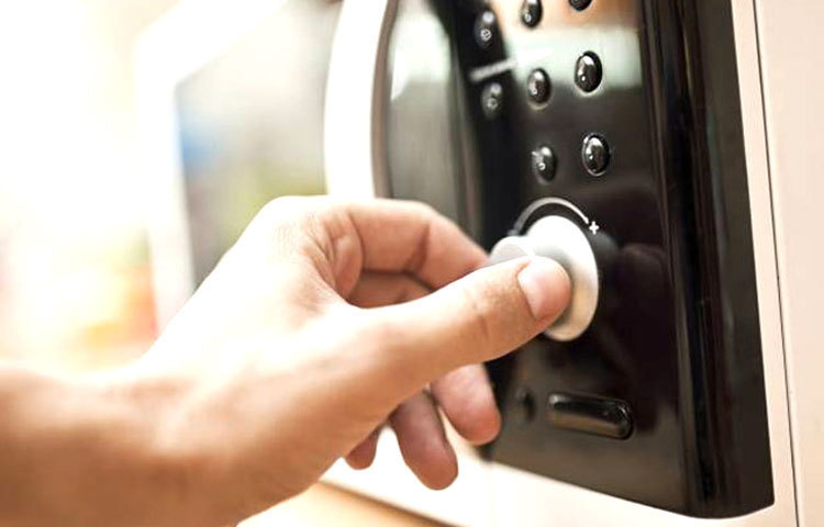 মাইক্রোওয়েভ: অনেকেই বাড়িতে মাইক্রোওয়েভ থাকা সত্তে¡ও প্রতিদিনের রান্নার জন্য গ্যাস বার্নার ব্যবহার করেন। খাবার মাইক্রোওয়েভে অর্ধেক সেদ্ধ করে গ্যাস ওভেনে কষালে তাড়িতাড়ি রান্না হবে।