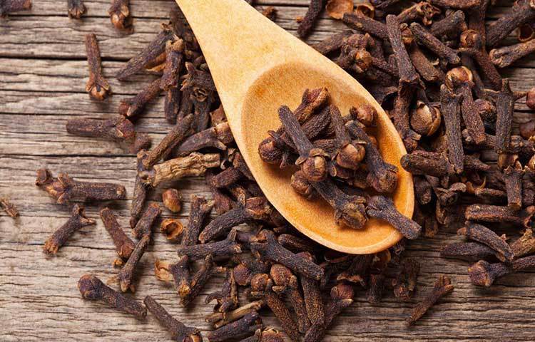 দু’-তিনটে লবঙ্গ চিবিয়ে খান। প্রতিদিন খাওয়াদাওয়ার পর এই অভ্যাস গ্যাস-অম্বলের সমস্যার সঙ্গে লড়তে সাহায্য করে। লবঙ্গর রসের প্রভাবে শরীরে হাইড্রক্লোরিক অ্যাসিডের পরিমাণ বাড়ে। ফলে সমস্যা মেটে অনেকটাই।