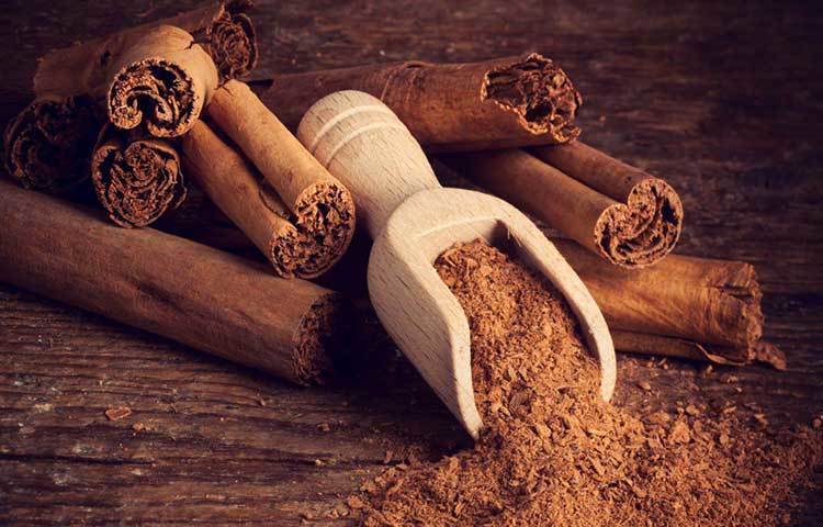 এক কাপ পানিতে আধ চামচ দারচিনি গুঁড়ো যোগ করুন। সেই পানি ফুটিয়ে ঠান্ডা করে খান। দারচিনির অ্যান্টিঅক্সিড্যান্ট গ্যাস-অম্বলকে দূরে রাখে।