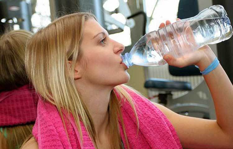 বুঝে পান করুন: পিপাসা মেটাতে পানি এবং হালকা চা পান করতে পারেন। তবে দিনে কম পক্ষে দুই লিটার পানি পান করা উচিত, যাতে খাবার পাকস্থলীতে ভালো করে মিশে কোষ্ঠকাঠিন্য দূর করতে পারে।